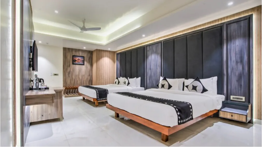 FAMILY ROOMS WITH KING BED